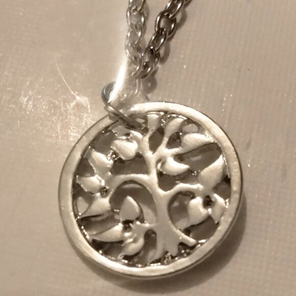 Tree of Life Pendant Necklace  Silver Tone 18 Inch Chain Fashion Jewelry Gift Ne - Picture 3 of 5